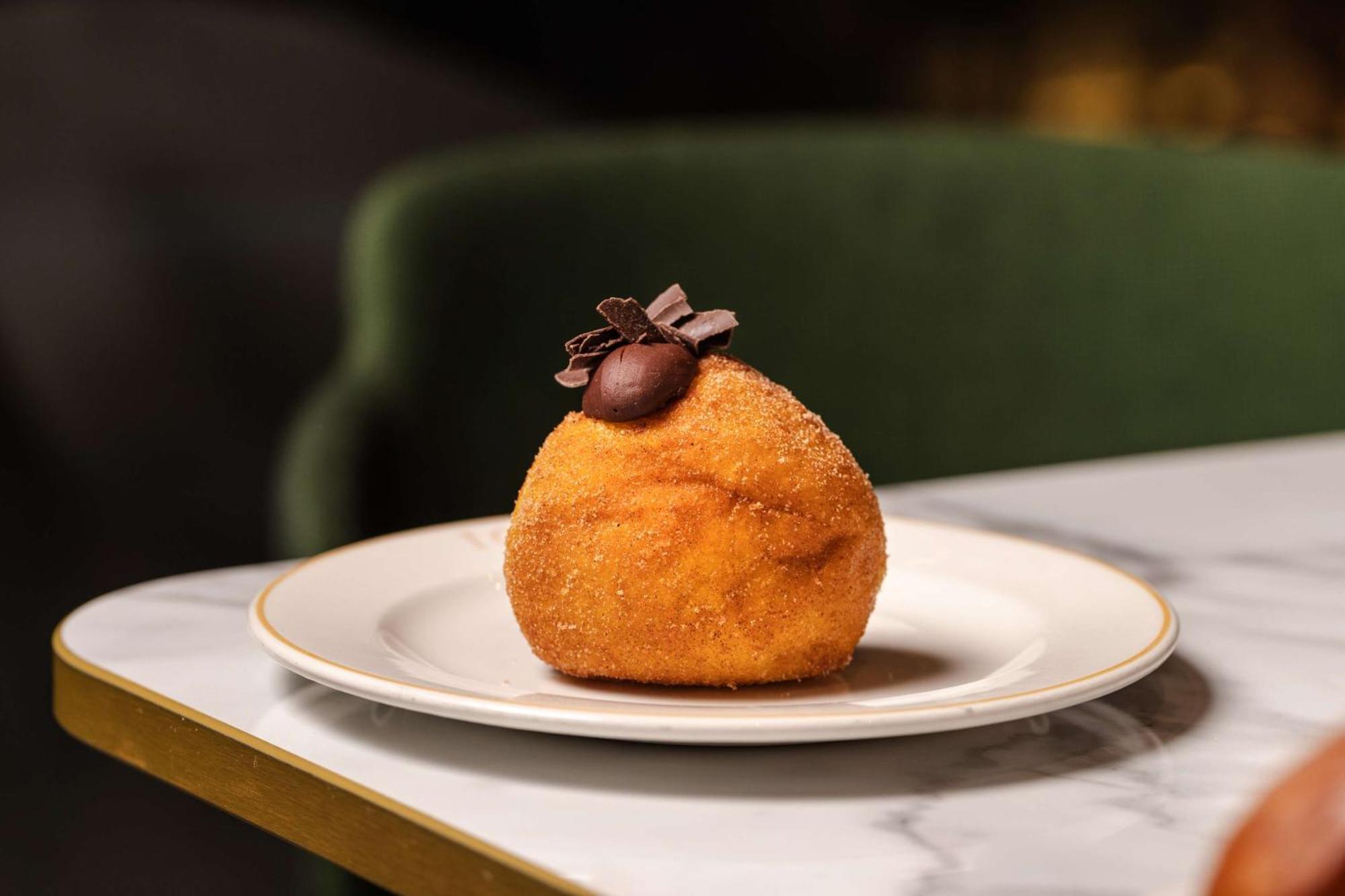 Art'Otel London Battersea Power Station, Powered By Radisson Hotels Esterno foto A chocolate-filled zeppola