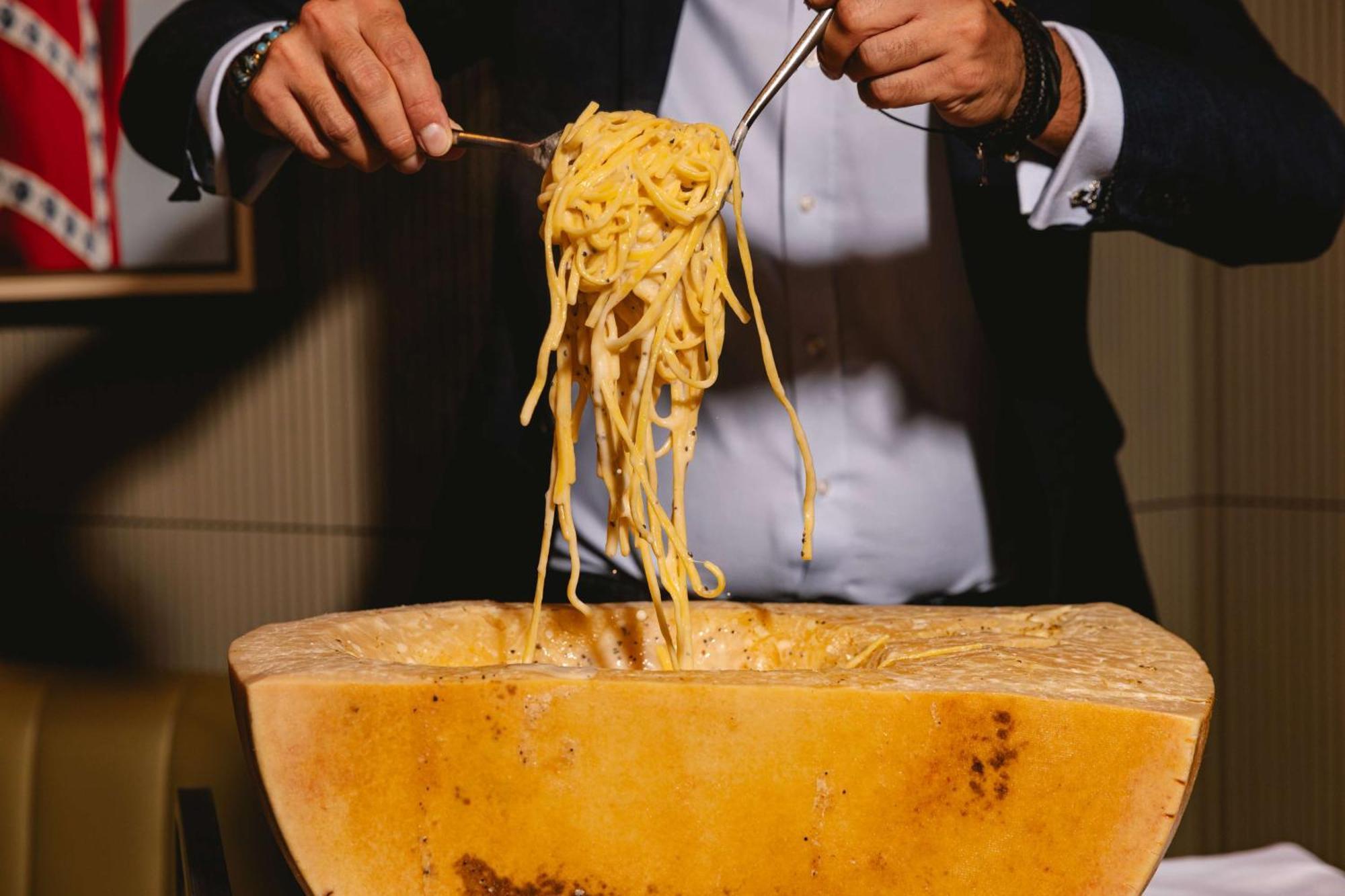 Art'Otel London Battersea Power Station, Powered By Radisson Hotels Esterno foto Parmigiano-Reggiano