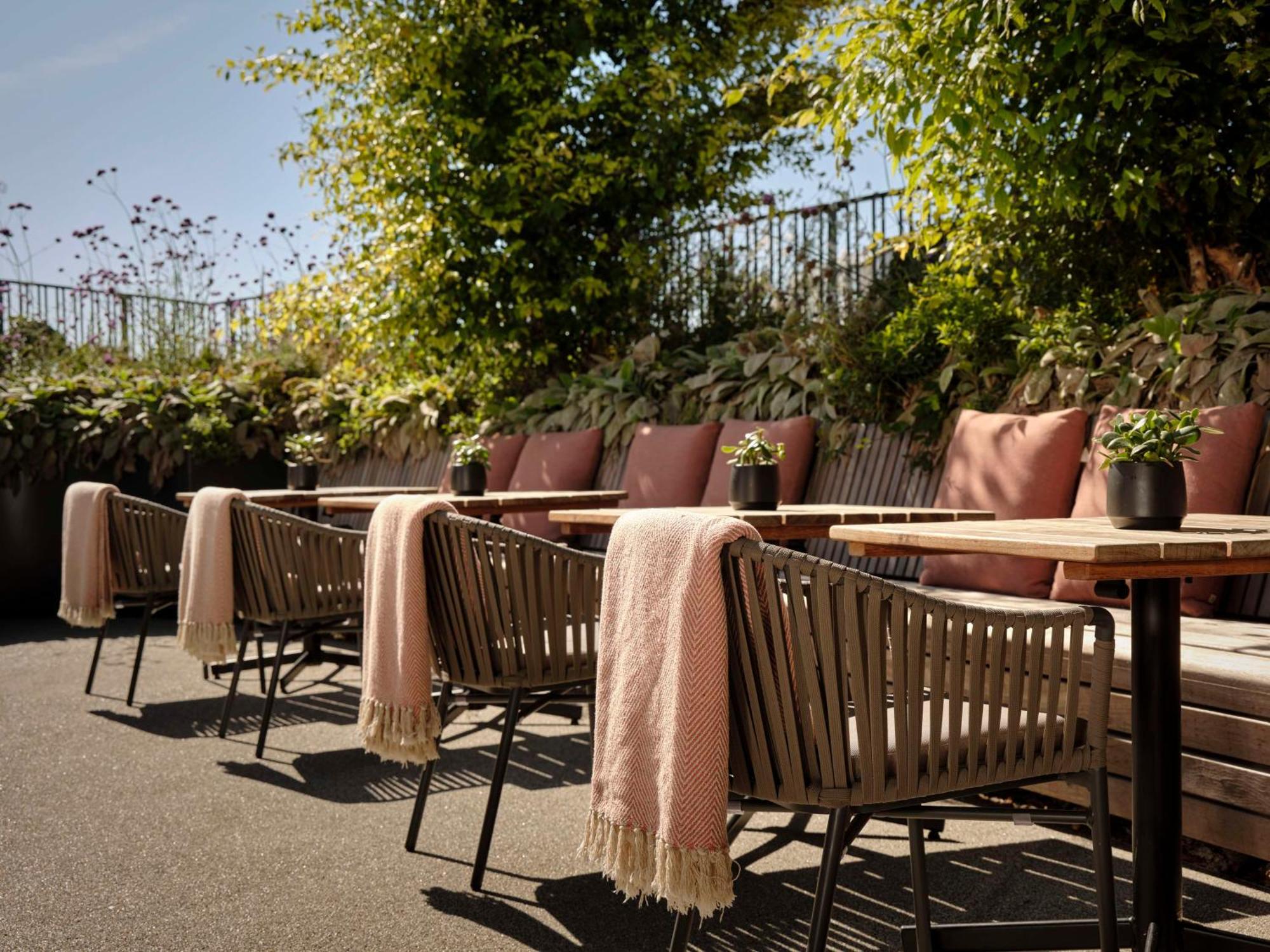 Art'Otel London Battersea Power Station, Powered By Radisson Hotels Esterno foto The rooftop terrace
