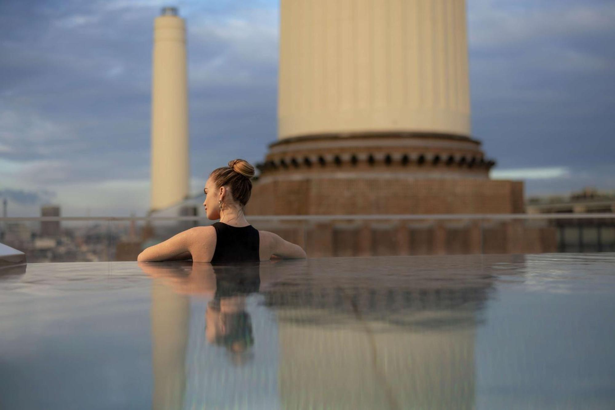 Art'Otel London Battersea Power Station, Powered By Radisson Hotels Esterno foto The Sky Pool