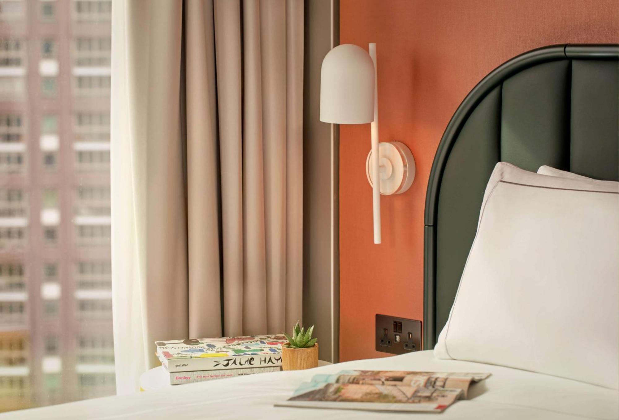 Art'Otel London Battersea Power Station, Powered By Radisson Hotels Esterno foto A wall light