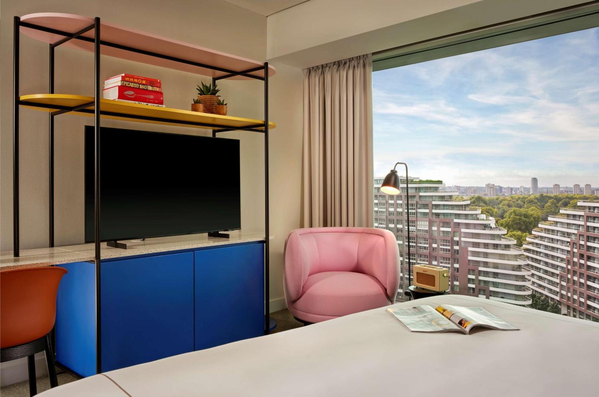 Art'Otel London Battersea Power Station, Powered By Radisson Hotels Esterno foto A room at the Standard London