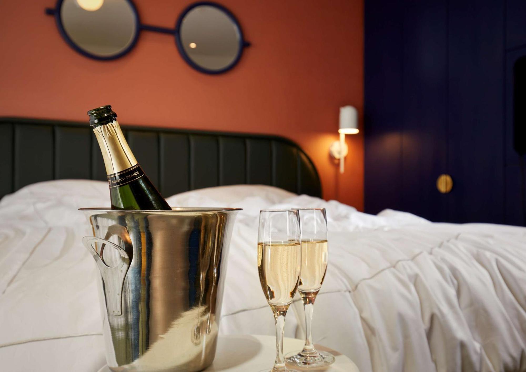 Art'Otel London Battersea Power Station, Powered By Radisson Hotels Esterno foto Champagne in a champagne bucket