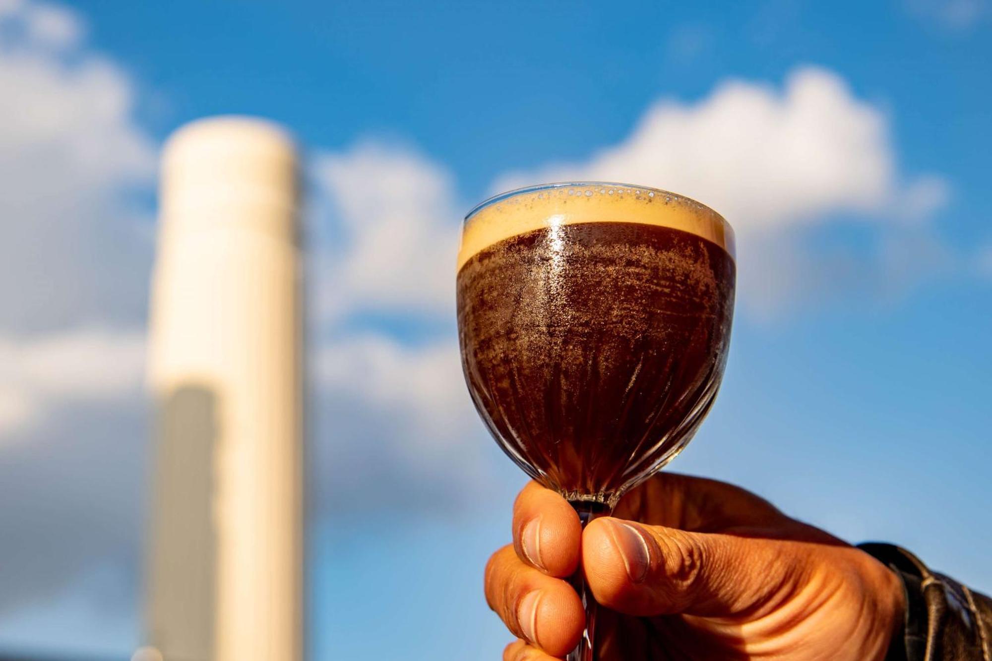 Art'Otel London Battersea Power Station, Powered By Radisson Hotels Esterno foto A glass of dark beer