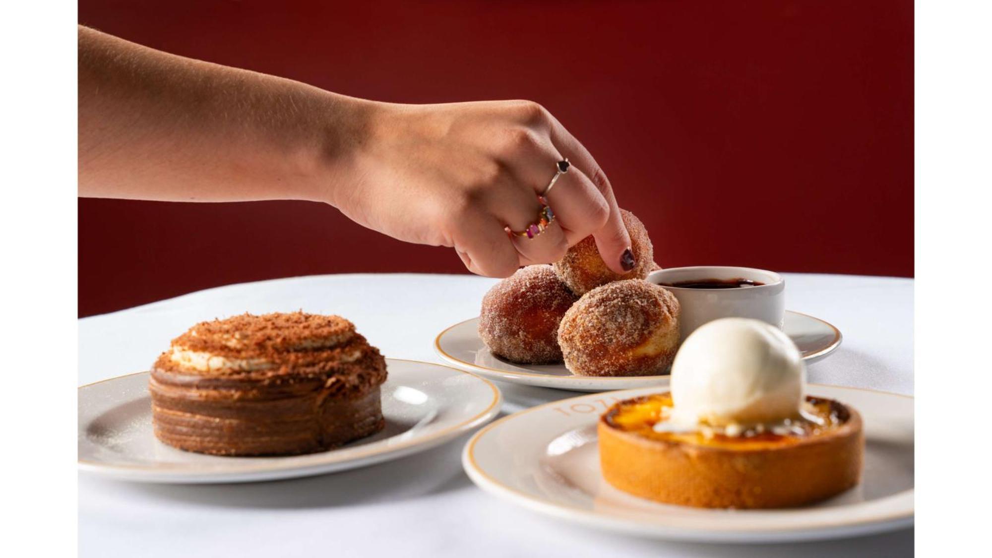 Art'Otel London Battersea Power Station, Powered By Radisson Hotels Esterno foto A selection of desserts